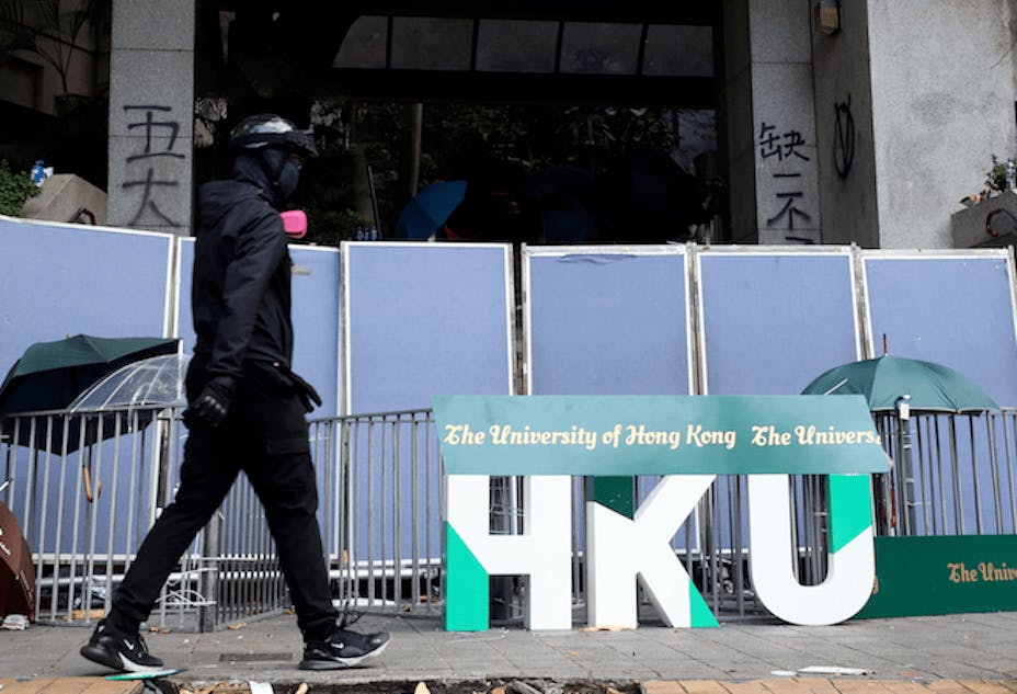 對應屆中六考生來說，整個DSE上場考核之年，社會暴力事件與疫情反覆不定，能獨自吃苦面對，考獲佳績叩開大學之門，考生的努力值得嘉許。（亞新社）