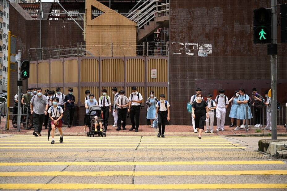 本港中學分為中中及英中以應對中學生英語掌握程度不同。（Shutterstock）