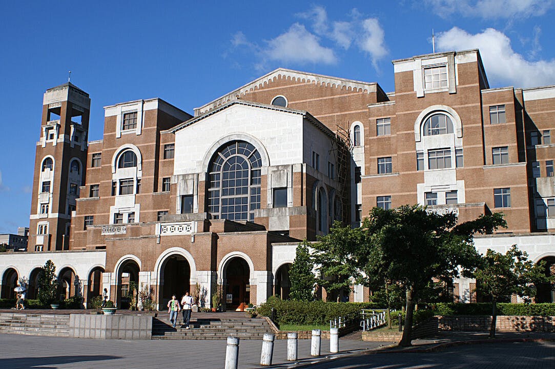2018年台大校長的遴選規定，行政指令校政，學場變官場，官場當屠場，插手把玩大學、科研機構。（Wikipedia Commons）