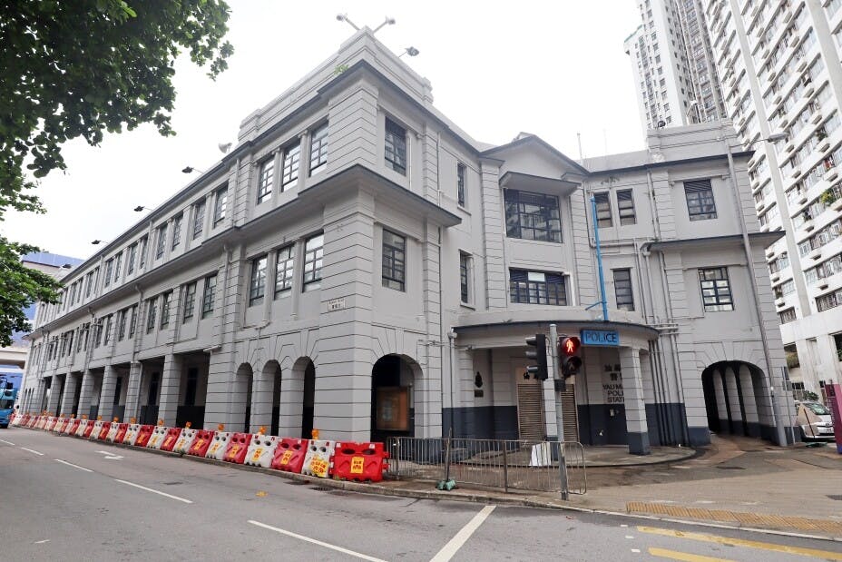 舊油蔴地警署兩翼以遊廊設計，富有殖民地建築特色。