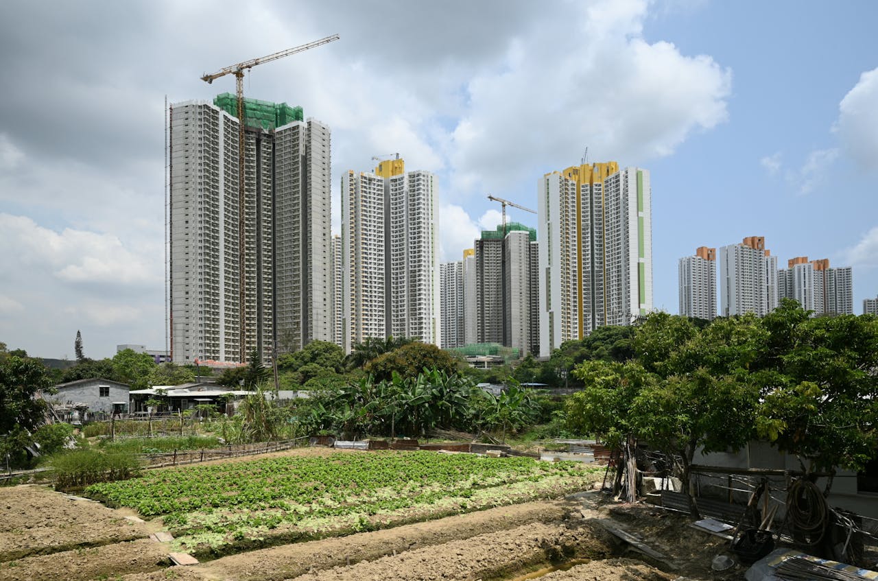 今屆政府以引起司法覆核為由，極力迴避收地，寧願與地產商合作發展，推出到今天尚未有一個具體項目落成的土地共享計劃。（亞新社）