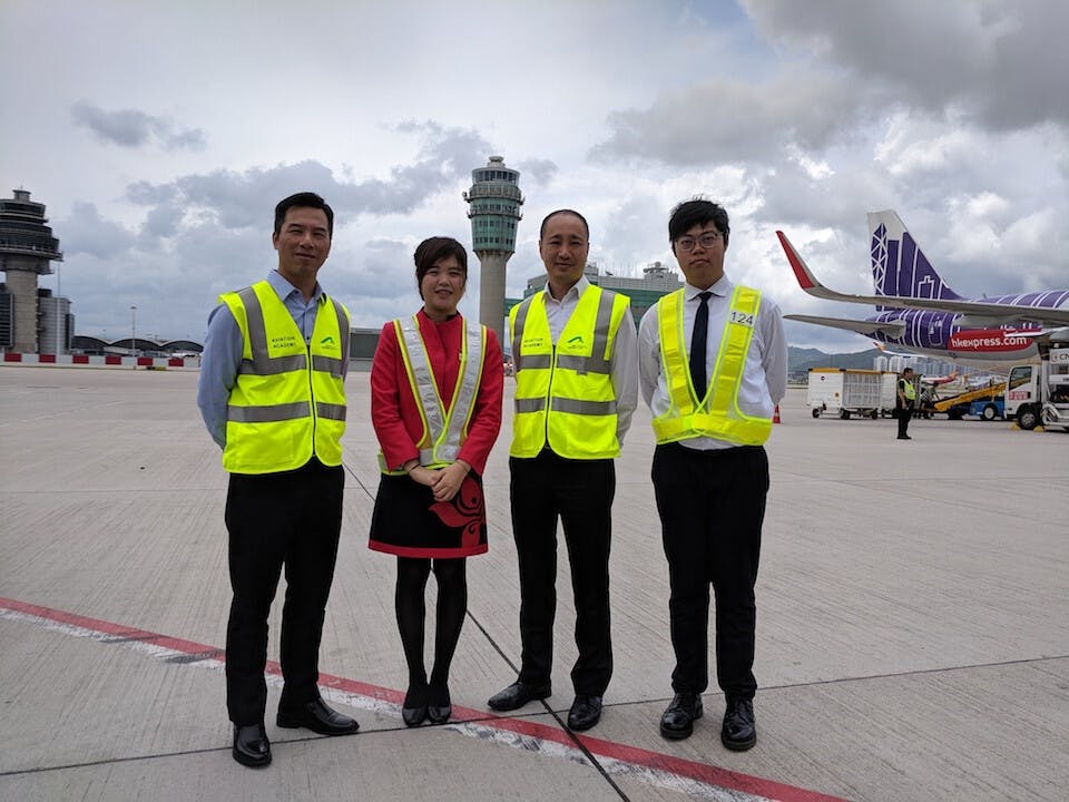 香港國際航空學院市務推廣及商務合作總監黎健坤（左一）表示學生實習期間，資深航空從業員會擔任學生的「人生導師」。