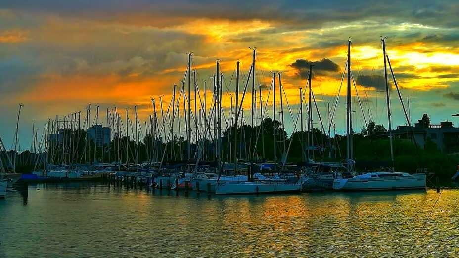 巴拉頓菲賴德遊艇會的黃昏 Balatonfured's Marina at Dusk