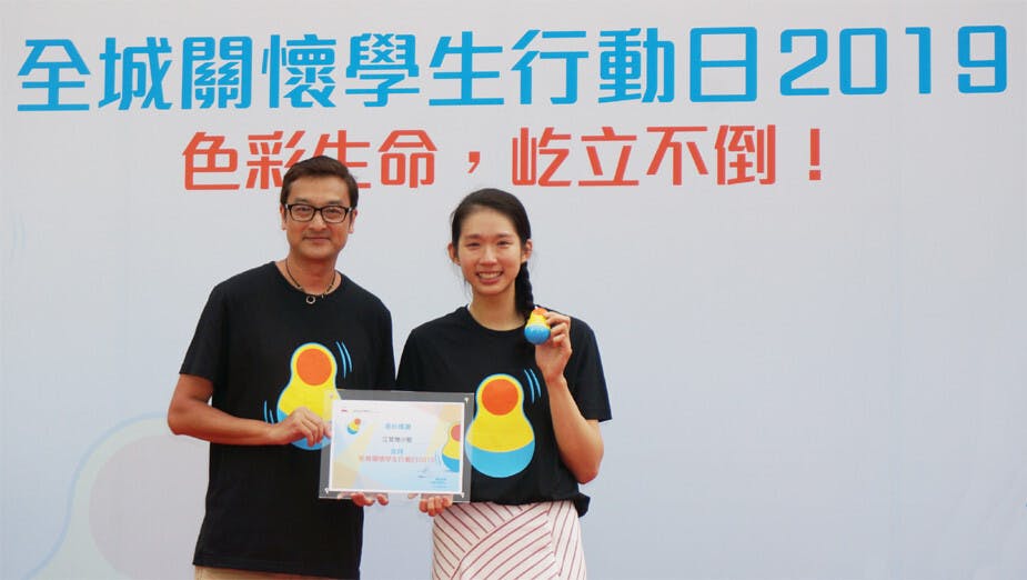陳葒校長頒發紀念狀給香港劍擊代表江旻憓小姐。