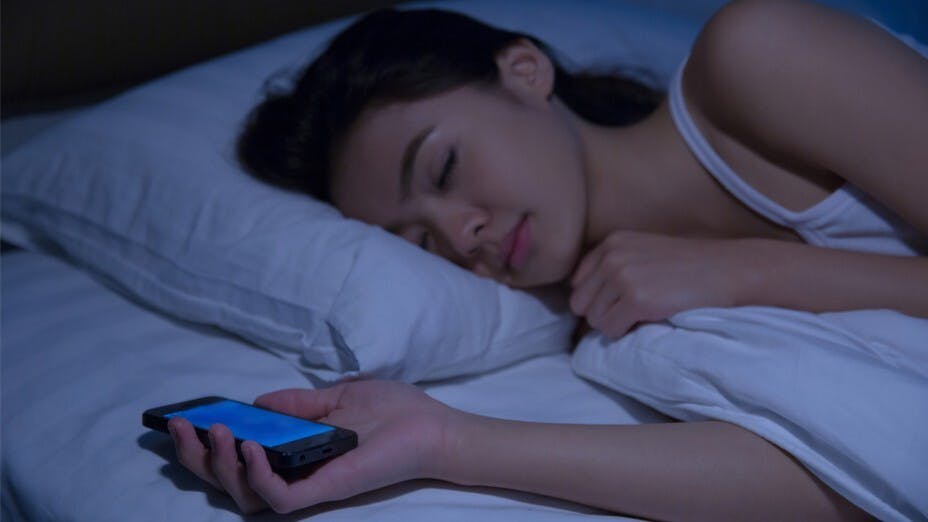 長期暴露於電磁輻射下，我們體內的水分子結構也同樣會被破壞，影響健康。（Shutterstock）