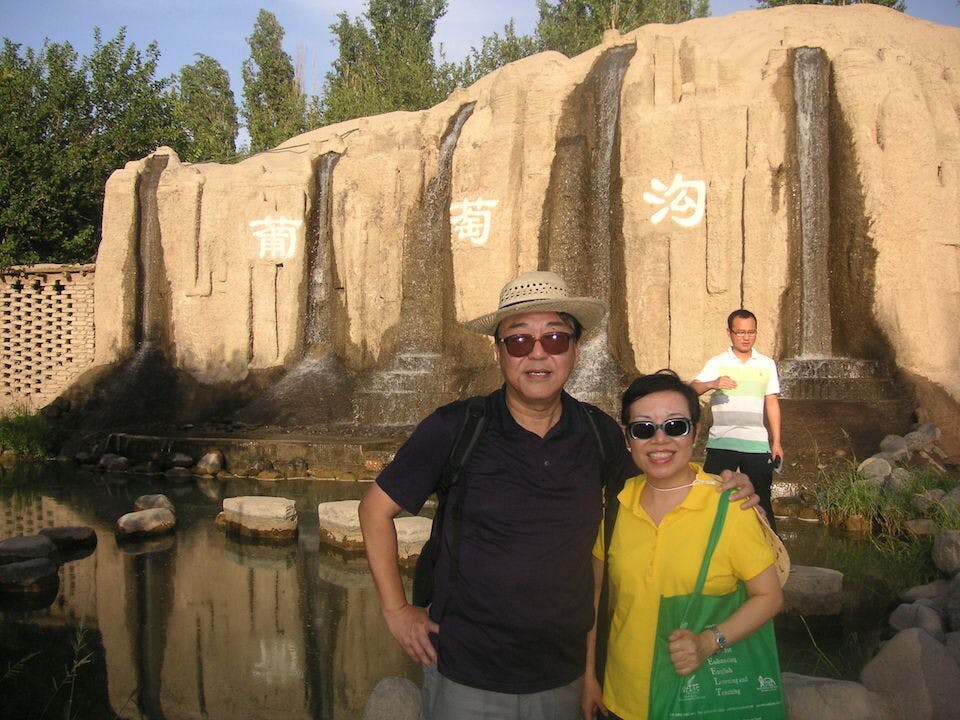作者及其妻Anita遊覽絲綢之路，旅程共3,000公里，背景為吐魯番葡萄溝。