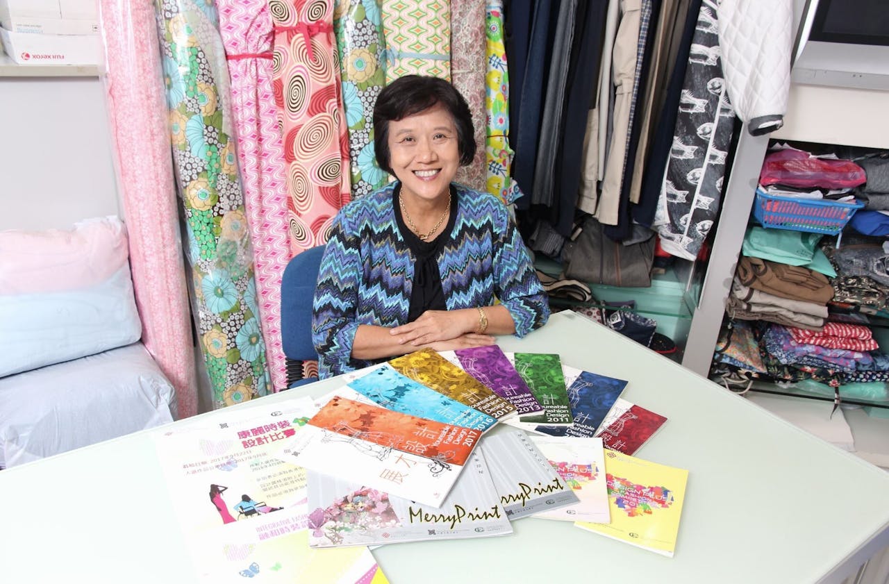 吳博士經常舉辦不同的活動供香港理工大學同學參加，內容都是圍繞着衣物的工作坊。