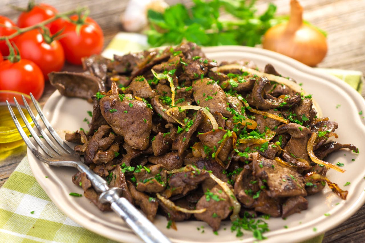 洋蔥煎（炒）豬肝，既美味，又養生。（Shutterstock）