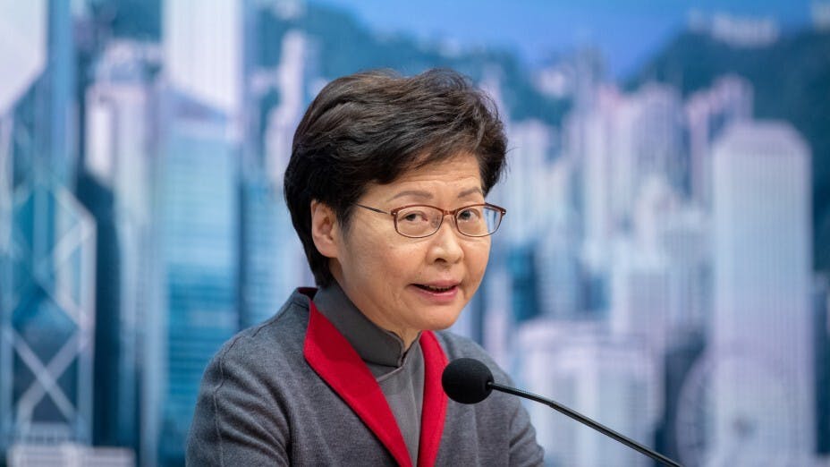 作者認為，高官赴宴沒有觸犯法紀，質疑林鄭月娥何解要大動干戈。（亞新社）