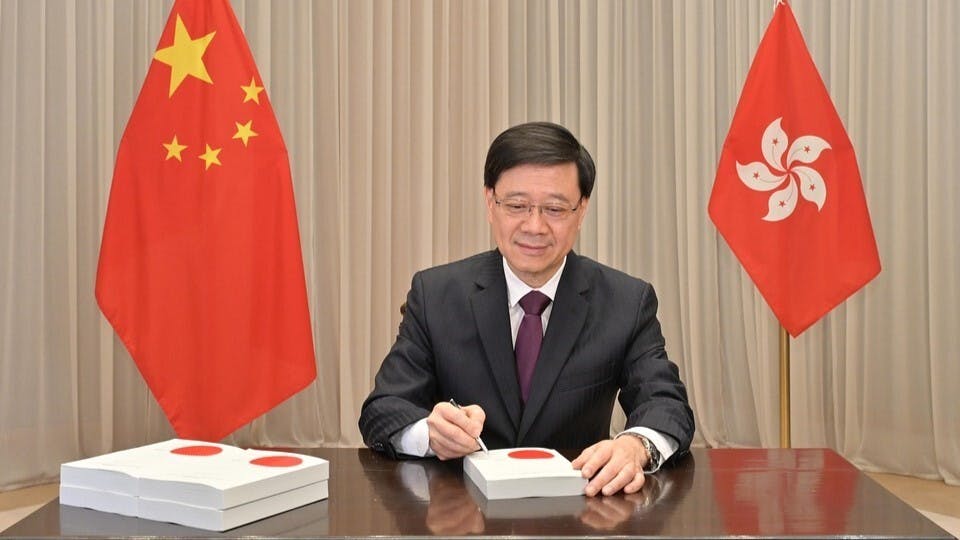 行政長官李家超3月22日根據《基本法》簽署《條例》，23日凌晨刊憲生效。（政府新聞處圖片）