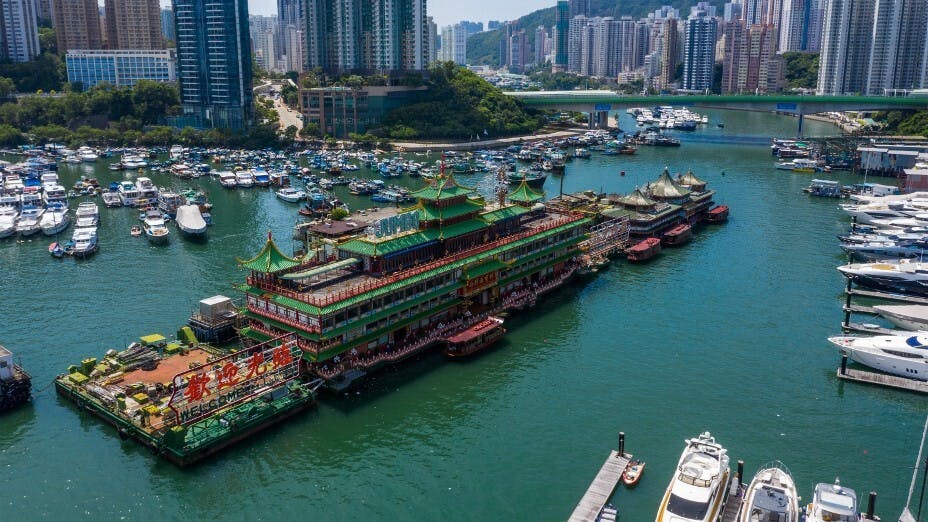 雄踞香港仔的珍寶海鮮舫，是區內的一大地標、訪港外國人必到的景點之一。（Shutterstock）