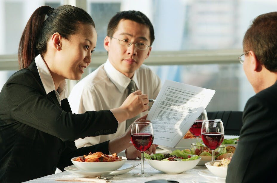 對付遲到人的錦囊：夠鐘走人。（Shutterstock）