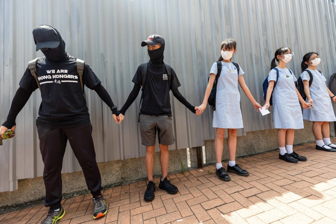 奉勸教育界，特別是中學的師生，應多了解中國和世界的時務，尤其是科技如何推動人類進步，不要滿足於空洞的政治口號。（亞新社）