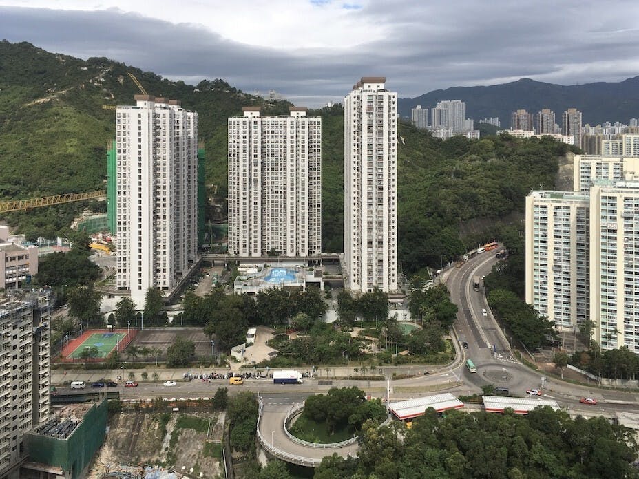 按揭人把已被抵押的物業再抵押給現有的承按人，從而獲得新的貸款。銀行在提供原有貸款時，通常會要求按揭人簽訂一份包括「所有金額」（All monies）的按揭契據。（亞新社）