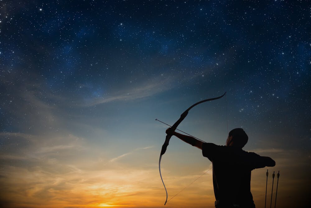 少年拿弓在手，像拉繩子一般把弓隨手拉開。（Shutterstock）