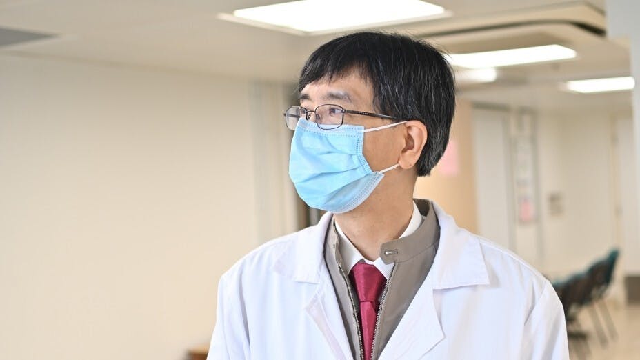 港大微生物學系講座教授袁國勇聯同兩位學者在《明報》撰文。（灼見名家圖片）