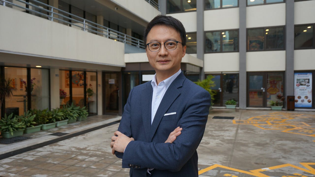 陳家亮教授堅信成功是由無數次的失敗堆砌而成，從而鼓勵學生永不放棄。