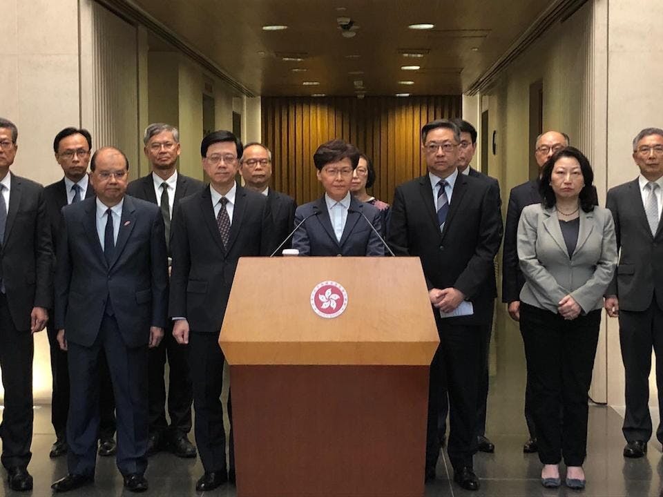 林鄭表示，治安很重要，香港市民安全重要，香港成功落實一國兩制至為重要，污損國徽踐踏一國兩制，傷害非常大，希望大家認清事實。（亞新社）