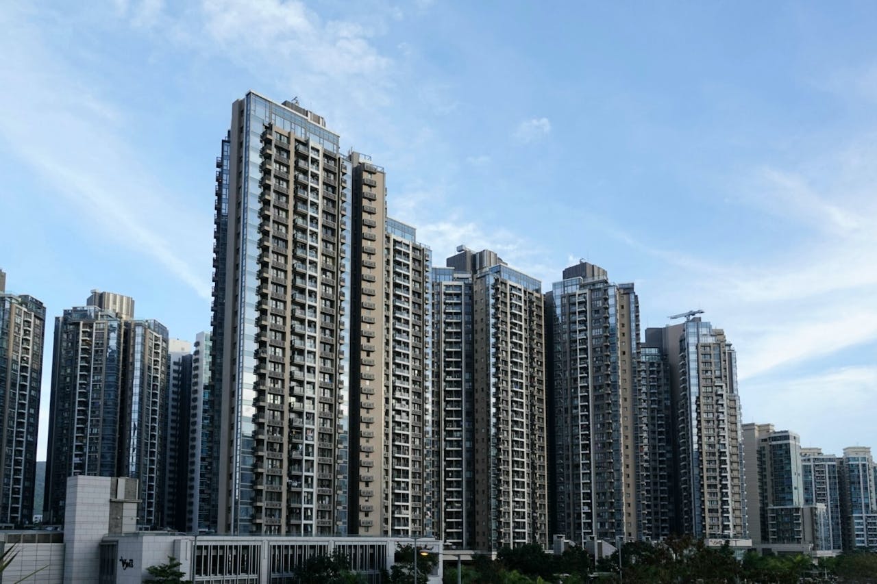 受到新冠疫情影響，不少在外地買了樓的國內人亦可能要賣樓來解決本身財務問題。（亞新社）