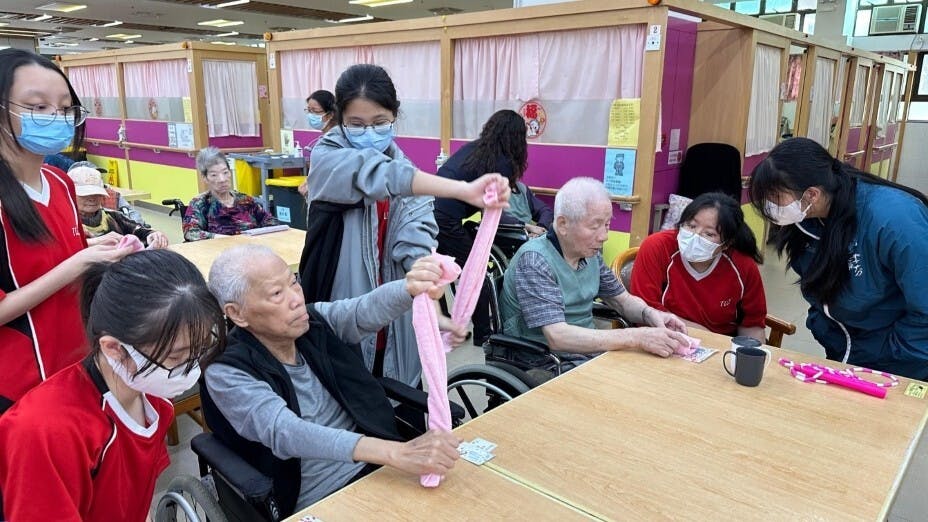 學校如能就當區議題持續關注，進行探究並嘗試解決，以紮根社區的思維回應社區需要，友善社區學校可以是未來教育的出路。
