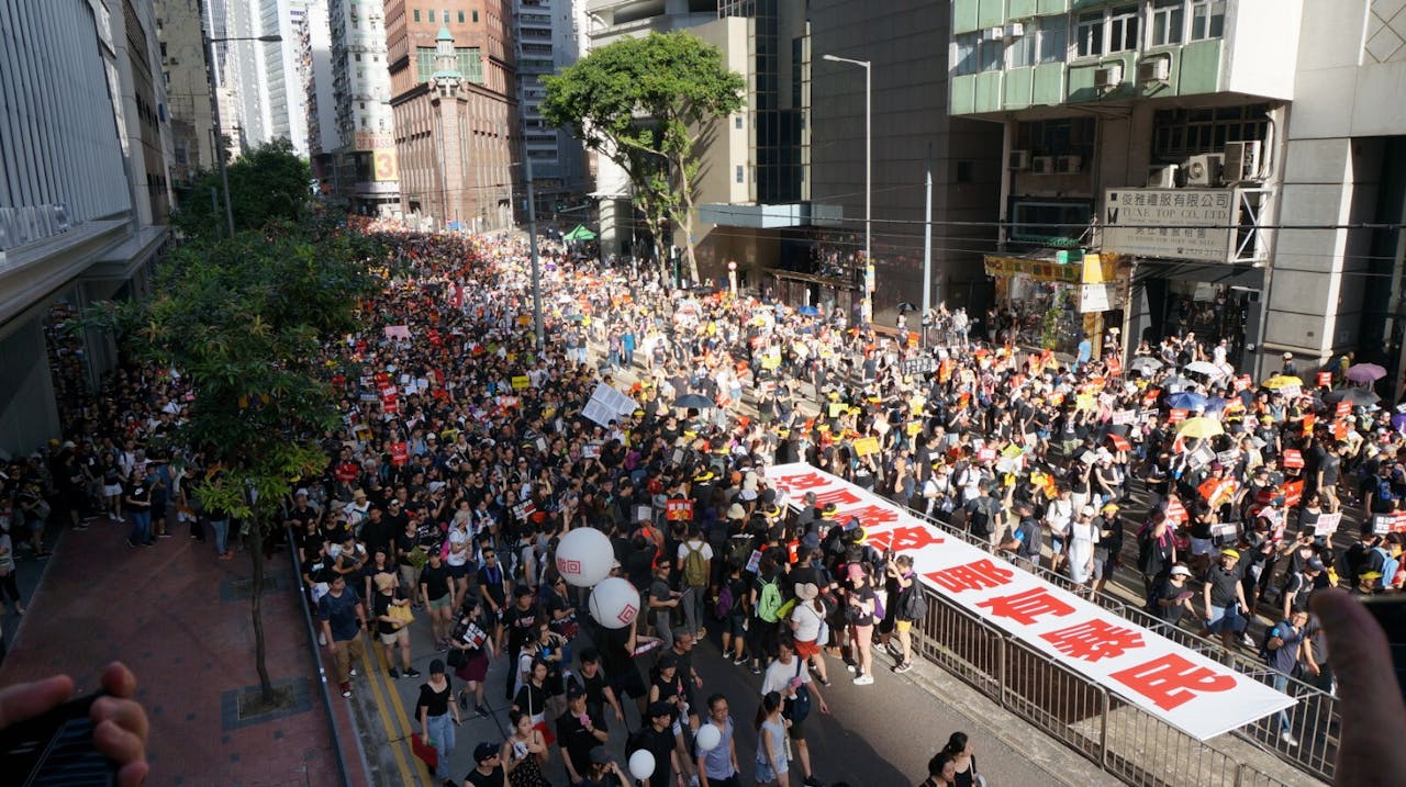 反送中遊行演化成暴力衝擊，進一步打擊香港國際形象。（灼見名家圖片）