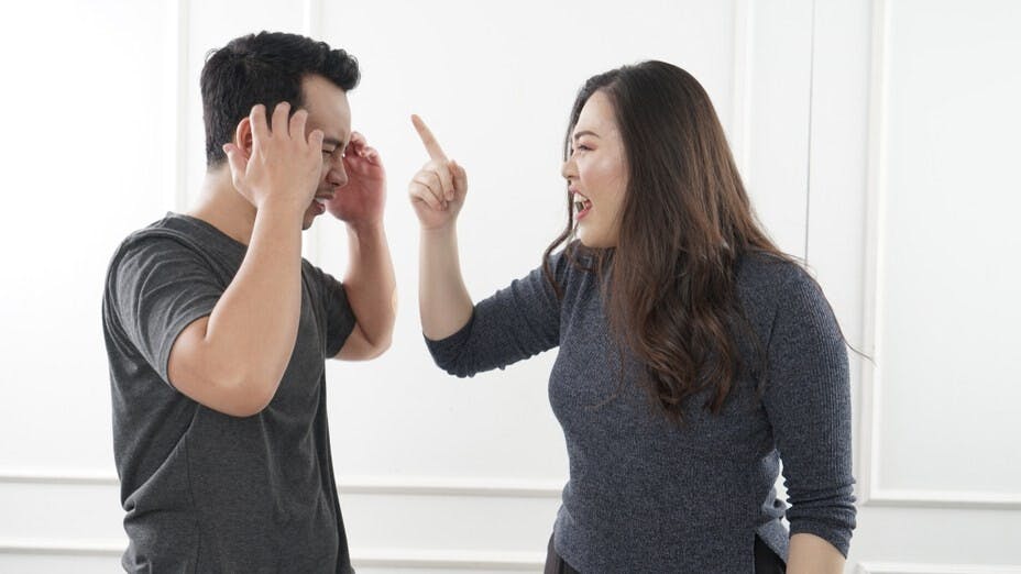 在婚姻中穩定的情緒如涓涓細流，溫暖彼此；失控的情緒則是咆哮波濤，最終如洪流般淹沒了彼此。 （Shutterstock）