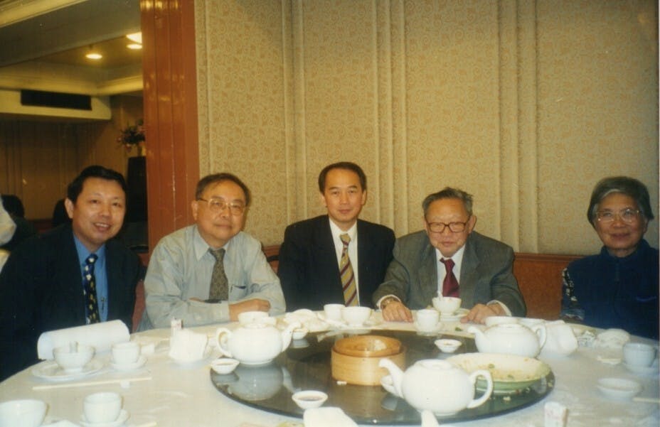 2001年浸會大學舉辦「梁羽生先生講武論俠講座」後宴敘。左起：孫立川、鄺健行、作者、梁羽生夫婦。（作者提供圖片）
