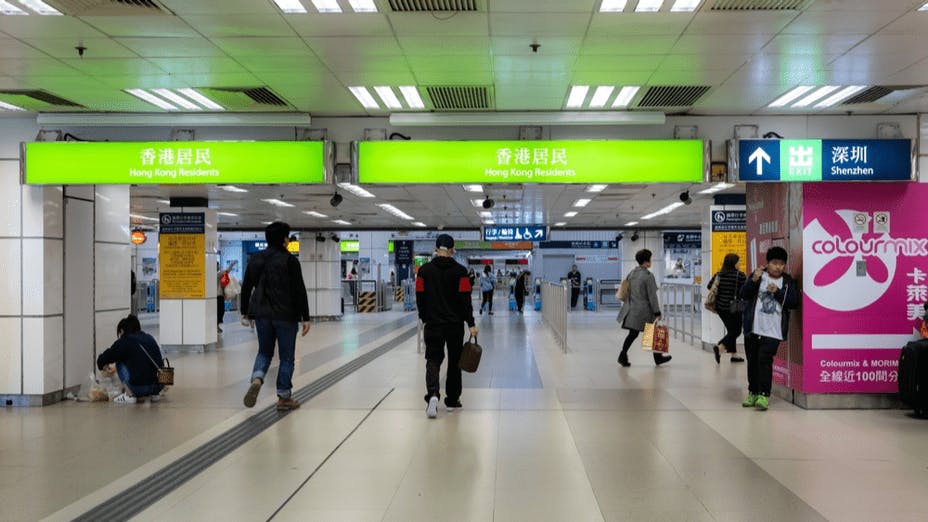 深圳和香港公幹往來，大多一天搞定。政府應考慮比較有成本效益的抗疫做法。（Shutterstock）