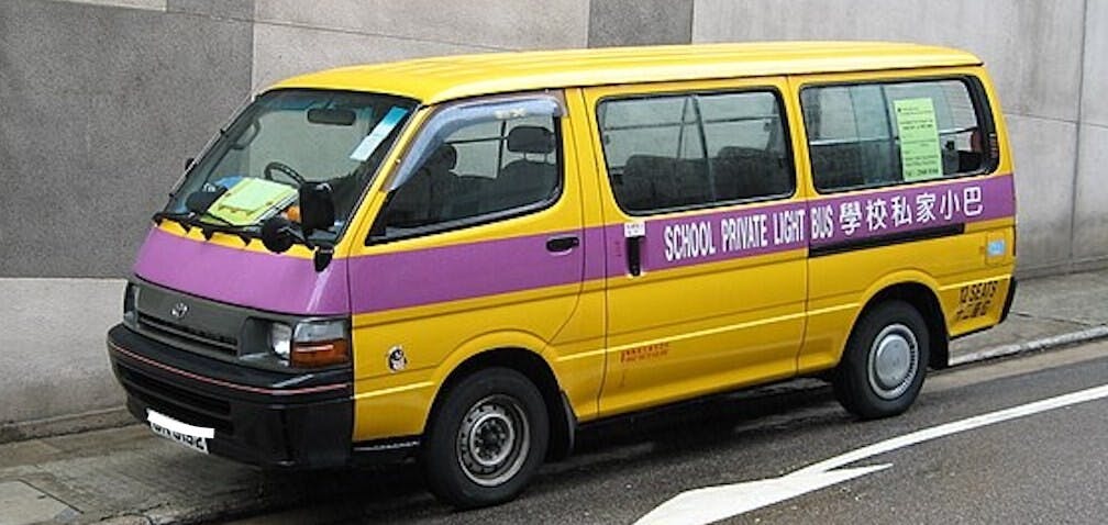 在教育局宣布學校停課期間，如何處理校巴的車資問題受到家長關注。（Wikimedia Commons）