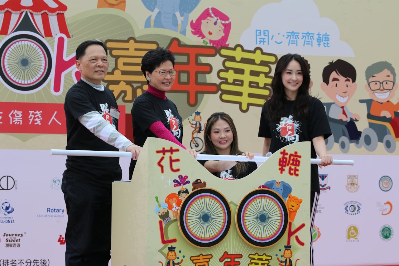 （左起）中聯辦社會工作部副部長李運福、特首林鄭月娥、路向主席嚴楚碧，與「花轆Look嘉年華」慈善大使、藝人陳瀅一同主持啟動儀式。