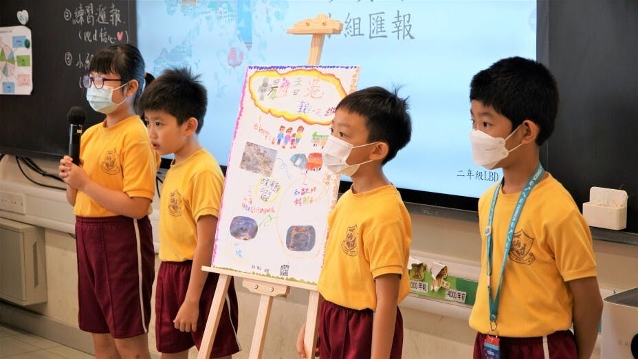 圖示LBD夥伴學校郭怡雅神父紀念學校的二年級學生，合作向所有同學和來賓匯報小組所設計的香港一日遊行程。