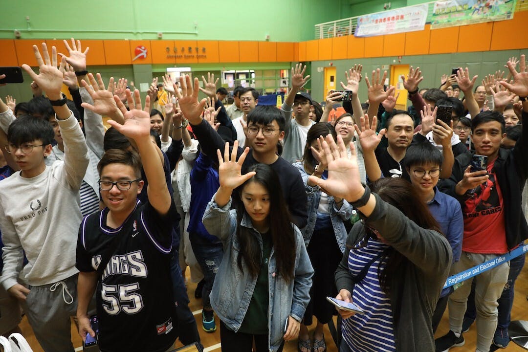 作為香港人，是否選擇站在抗爭運動的一邊？結果大多數投票的港人作了「是」的選擇。（亞新社）