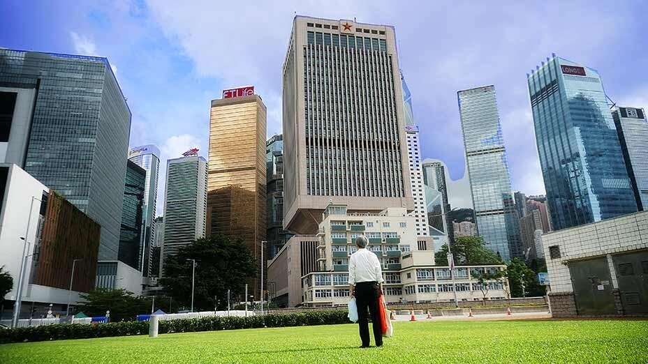 六四「坦克人」重現 陳嘉興默站解放軍大廈前 June 4 "Tank Man" Re-enacted as Chan Ka-hing Stands Before PLA Building