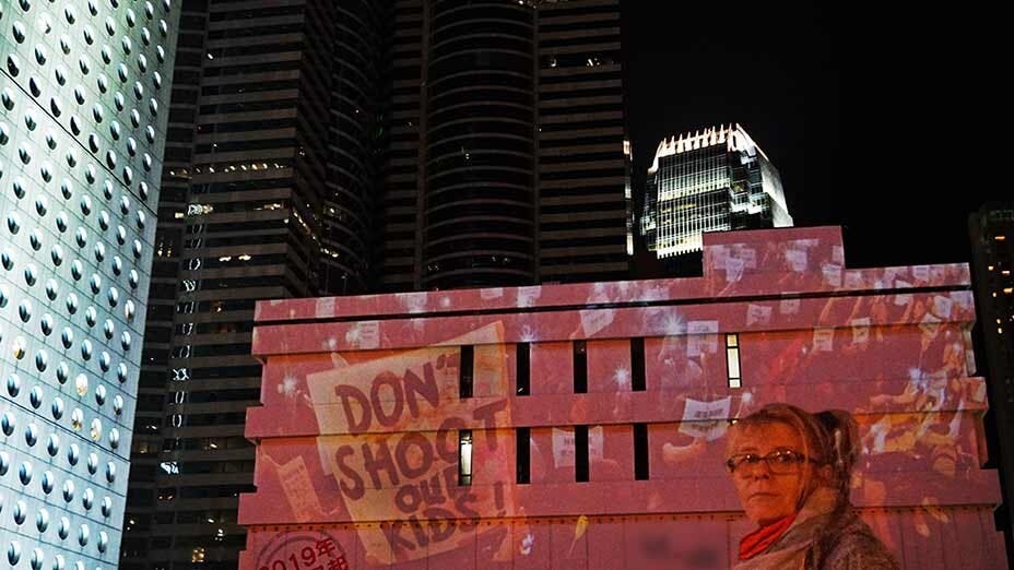 「不要槍殺孩子」光影海盜影射防暴警圍困理大 “Don’t Shoot Our Kids” Light Show by LiCHTPiRATEN as PolyU Besieged by Riot Police