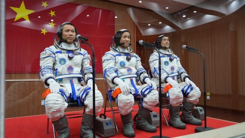 神舟12號的三名太空人聶海勝（中）、劉伯明（右）和湯洪波。（亞新社）