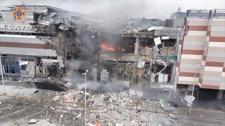 地震過後，石川縣輪島市一個購物商場盡毀，並且發生火警。（亞新社）