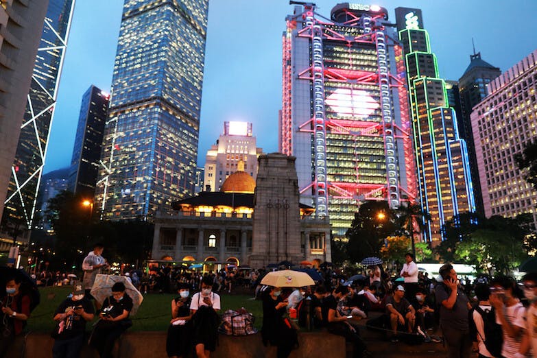 如果因為修例而令香港失去金融中心地位，林鄭的決定如同將700多萬市民推下懸崖，屆時真是傷亡慘重，香港亦死狀恐怖。（亞新社）