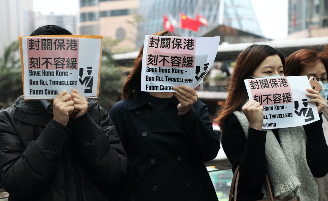 如今港人的生活，莫過於每天早晨迎來絢麗的破曉，卻憂心起床時驚覺自己得高燒，直似知悉自己有心臟病，但不曉何日病發、隨時而至。（亞新社）