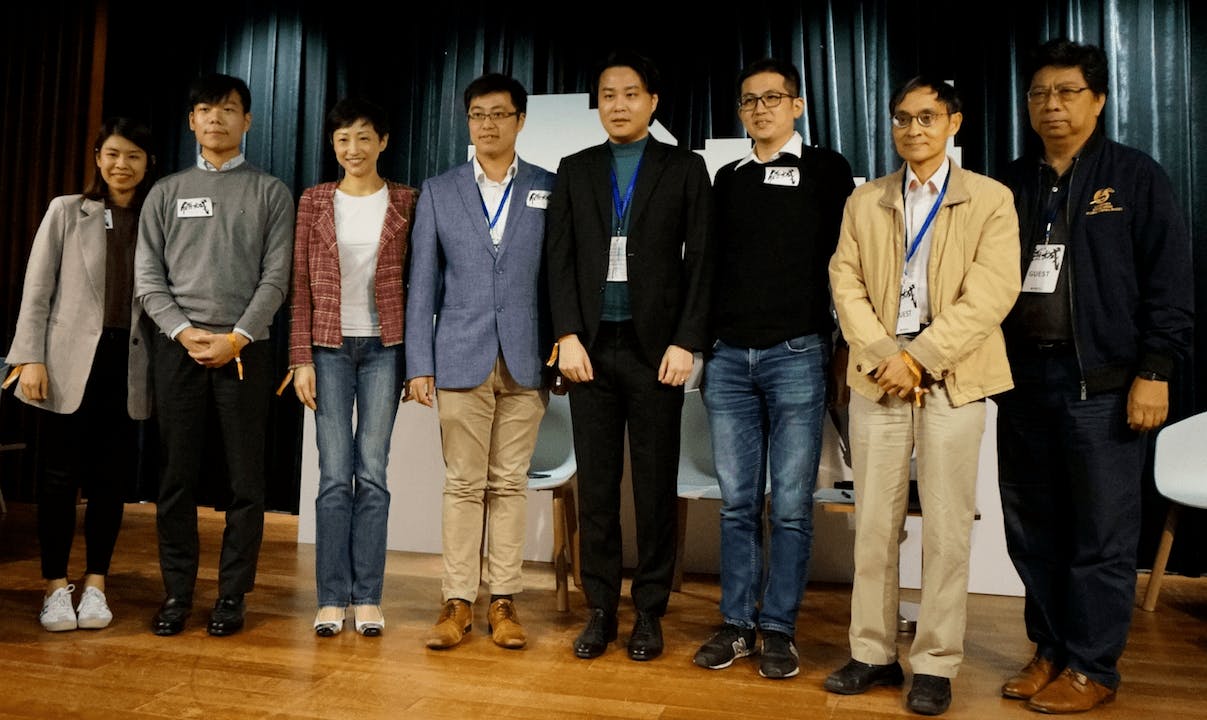 左起：兩位主持、陳淑莊、顏汶羽、袁彌昌、陳智遠、陳弘毅、楊健興。