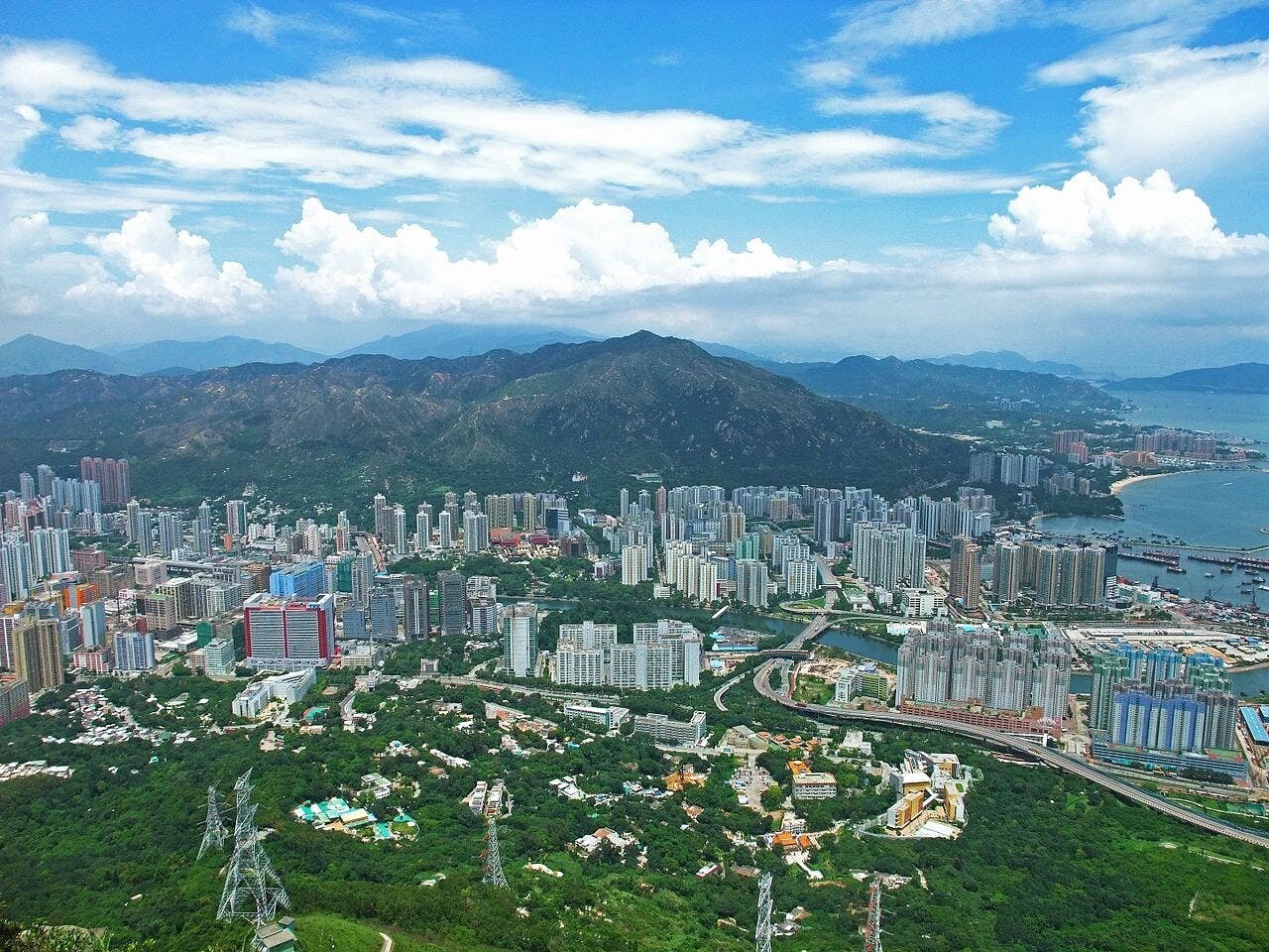 新界擁有10000公頃可開發土地，政府應該作通盤考慮，把整個新界納入一個大棋盤，整體規劃，並制訂區域人口分布布局、產業布局、交通設施布局、社區設施布局等。（Wikimedia Commons）