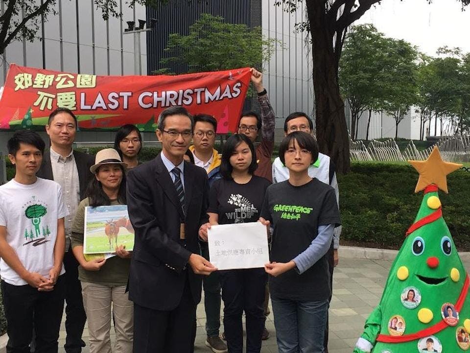 土地小組報告沒有把超過6萬份反對郊野公園選項的意見書這樣強大的聲音展示在讀者面前，以致造成社會有相當數目的人支持開發郊野公園的錯覺。（綠色和平）