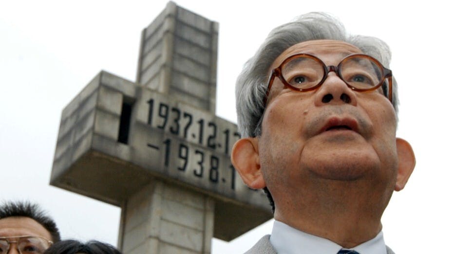 王教授悼文重點描寫《廣島札記》和《沖繩札記》，反映中國學者視大江對戰爭有深刻反思。（亞新社）