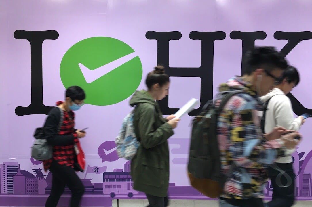 騰訊本港上市股份市值逾5萬億元，騰訊股價短時間內急跌，市場已即時有所波動。（亞新社）