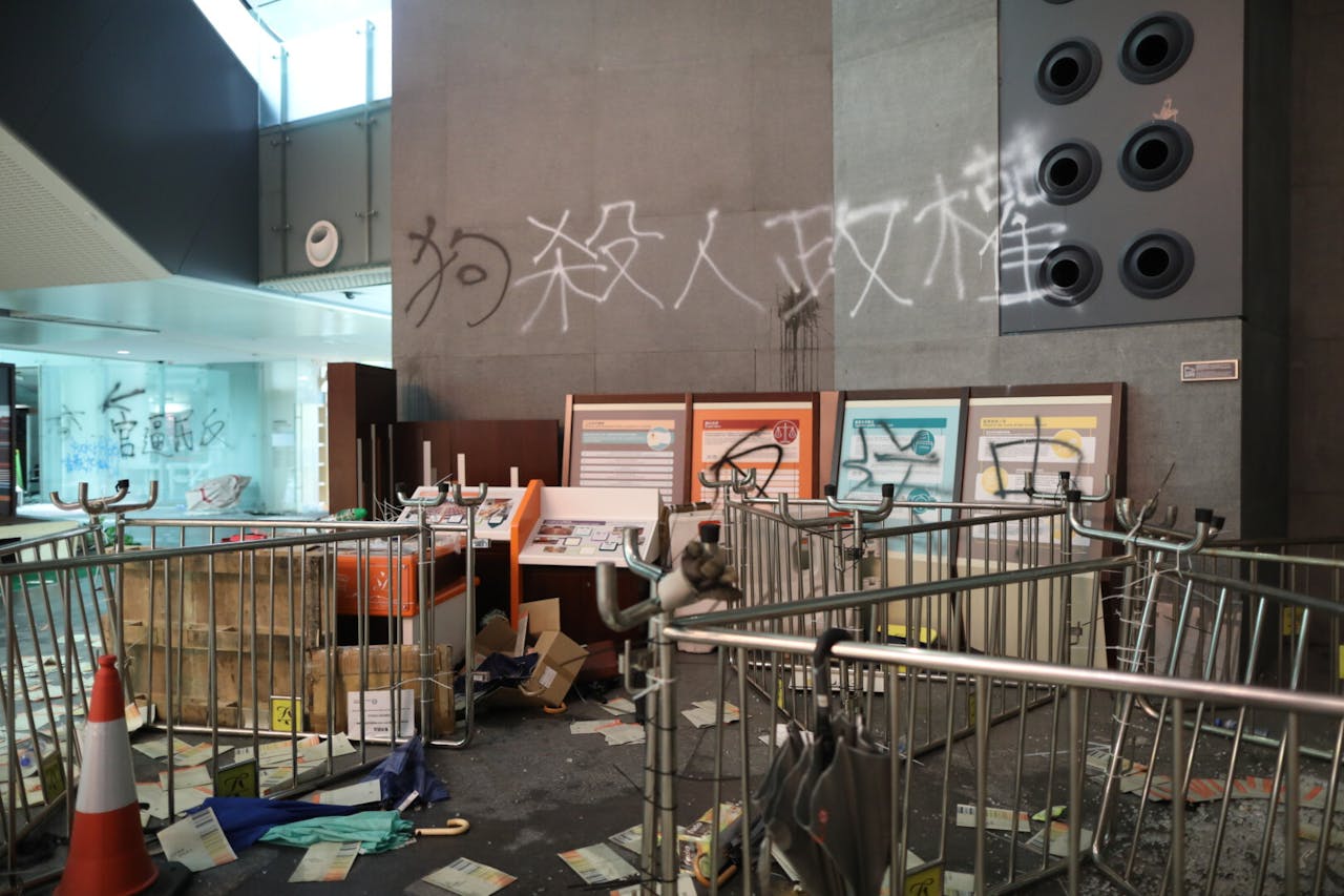 立法會大樓遭到如此破壞，每天在內辦公的泛民議員竟然連一句譴責也沒有，等同助長暴力歪風。（亞新社）