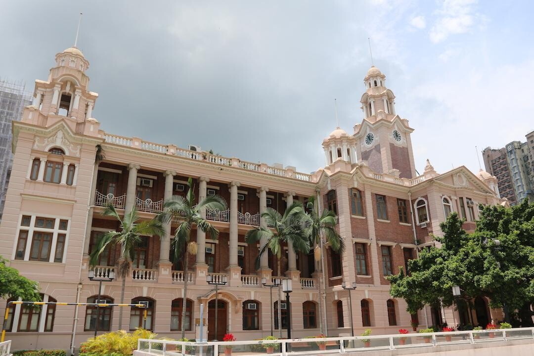 政府資助的大學學額或向私立大學購買的學額，能夠全面翻一翻，不是說，政府的盈餘很多、不要走隋朝老路嗎？（灼見名家圖片）