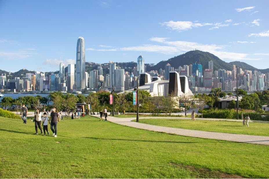 M+博物館前草坡地乾淨寬敞。（Shutterstock）
