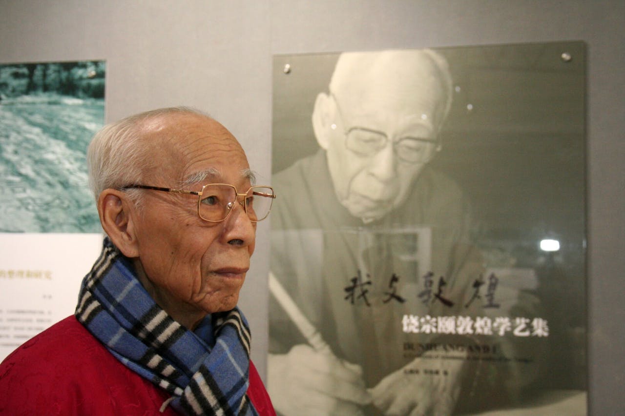 饒宗頤教授2009年出席在深圳舉行「我與敦煌──饒宗頤敦煌學藝展」開幕禮。（香港大學饒宗頤學術館）