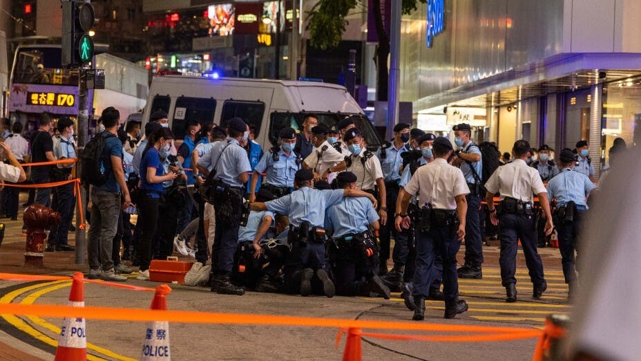 一名警員於今年7月1日在銅鑼灣SOGO外被刀刺傷。（亞新社）