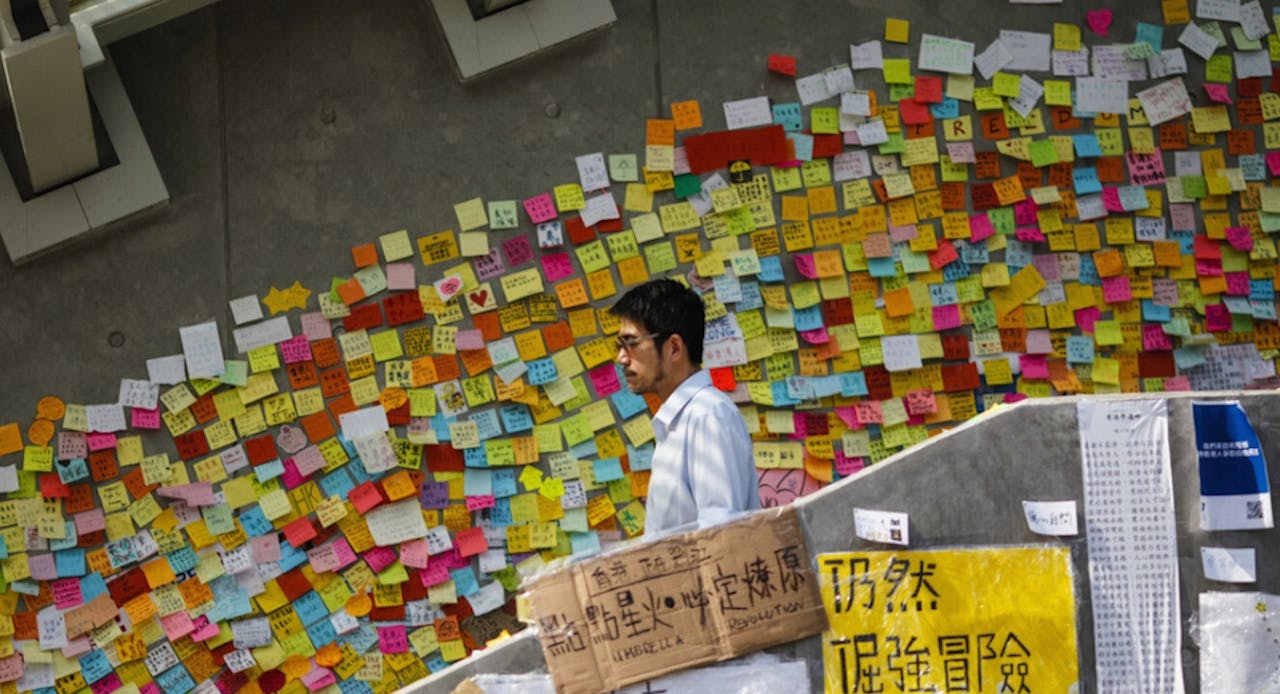 近年香港在公民參與的程度上進步很快，市民在這方面的意識已很強烈，這無疑對制約行政部門的專權可以起一定的作用。（Shutterstock）