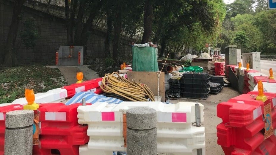 此處原是村民去逝後停棺供人憑弔瞻仰之地，現今成為排污系統處理工程擺放雜物之所在，已超過2年之久。